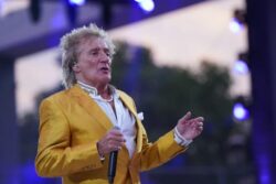 Rod Stewart calls on Tories to make way for Labour 
