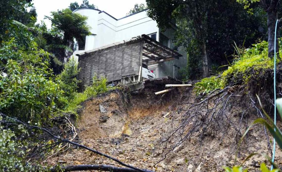 New Zealand cyclone leaves thousands without power