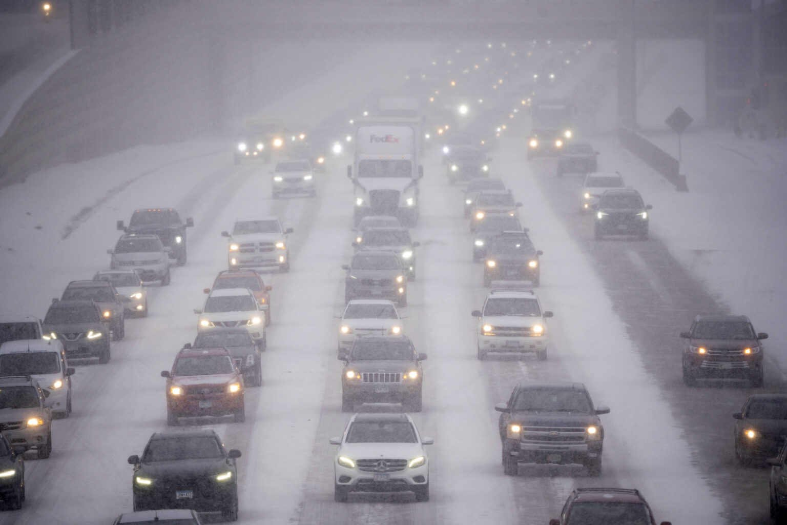 Winter storm: North America hit by blizzards and heat wave