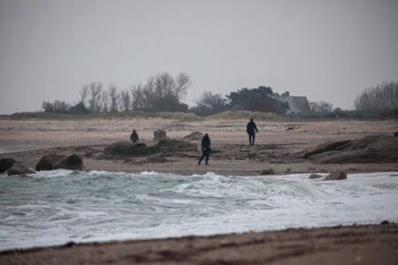 ‘Narco-tourists’ in luxury cars comb French beaches after cocaine washes ashore