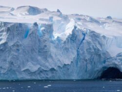 Melting Antarctic ice disrupts ocean currents, heading for collapse 