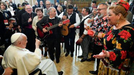 Pope calls on Hungary to show charity to all after meeting with refugees