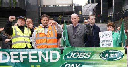 Mick Lynch calls on government to hold summit to end rail strike ‘chaos’
