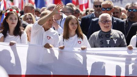 Lech Walesa joins hundreds of thousands of Poles in anti-govt march in Warsaw