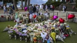French townspeople gather to honour those who intervened in Annecy knife attack