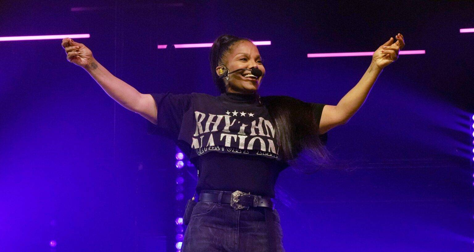 Janet Jackson gets Nasty as she kissed backing dancer on stage and fans are divided
