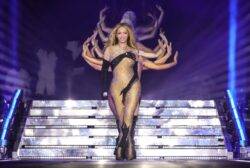 Beyonce forced to sing ‘turn the fan on’ after tour crew forget her ultimate stage gadget