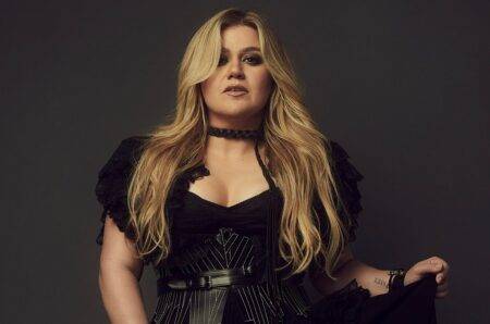 Kelly Clarkson’s hilarious response after female fan reveals she’s her ‘hall pass’