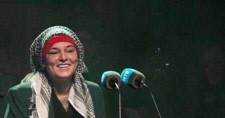 Final photo call for iconic singer Sinéad O’Connor pictures singer’s joy as she accepts award 