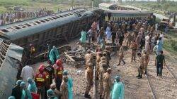 Pakistan passenger train derails killing 30