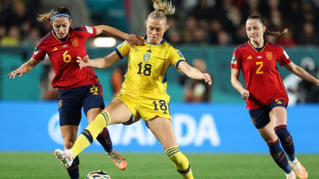 Spain 2-1 Sweden: Spain beat Sweden in dramatic late-game action to book place in final 