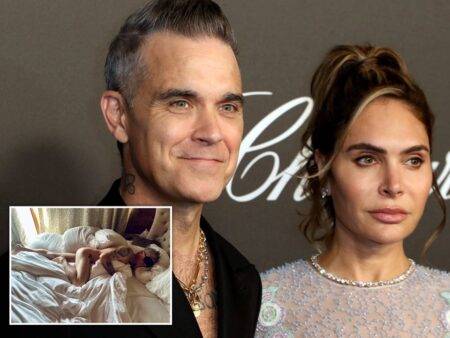 Robbie Williams snoozes totally naked and the photo is causing a serious ruckus