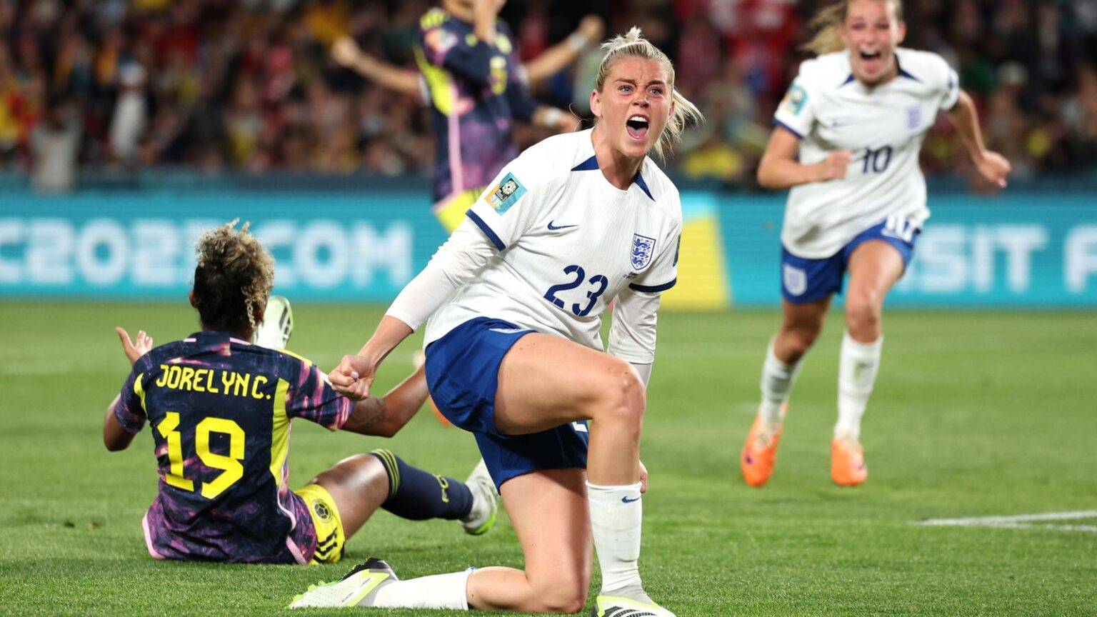 England 2-1 Colombia: Lionesses dig deep in thrilling match 