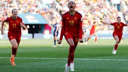 Spain 2-1 Netherlands: Spain beat Dutch to reach first World Cup semi 