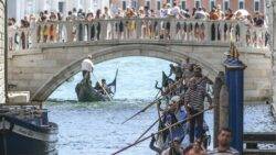Venice to back €5 fee for day-trip tourists