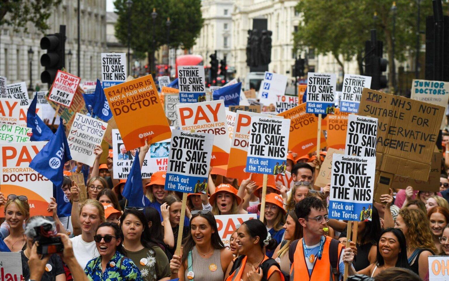 England’s junior doctors join consultants in joint NHS strikes
