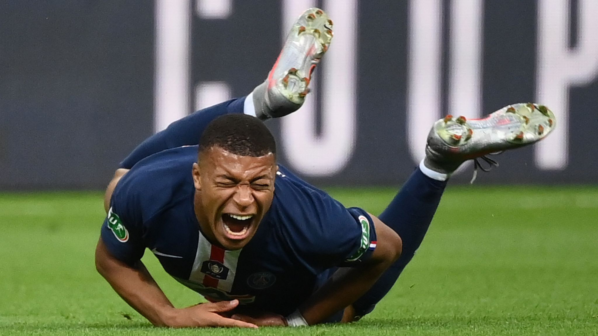 Mbappe injured as PSG win 
