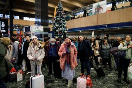 UK faces Christmas Eve disruption as Met Office issues high speed wind warning