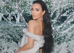 Kim Kardashian leaves everyone disgusted as she sprouts ‘extra thumb’ in Christmas snap