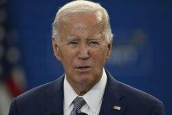 Baffled Biden looks for colleague he ‘just took a photo with’ – who was in another state