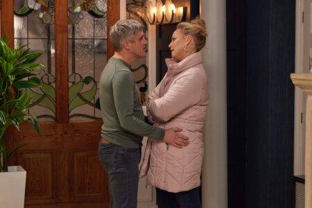 Emmerdale spoiler video: Scandalous couple commit nasty new betrayal