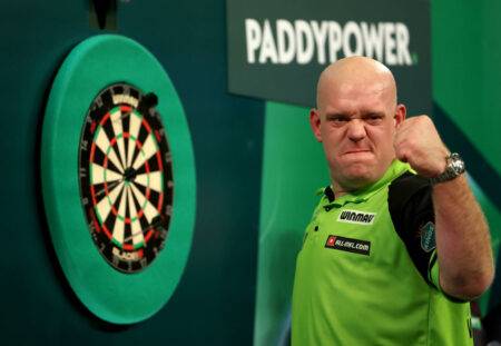 Darts fans can’t believe Michael van Gerwen’s opponent’s unique throwing action