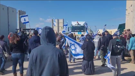 Israeli protesters hold up aid trucks to Gaza