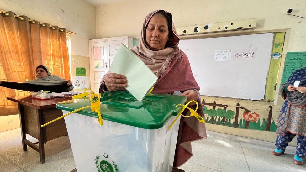 Internet and phone access cut off as voting begins in Pakistan elections 