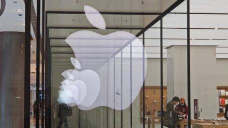 Apple drops self-driving electric car project, reports say