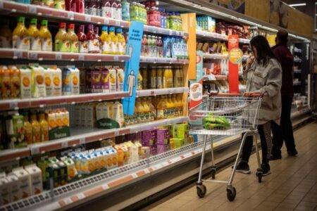 Shopping rebounds on supermarkets and January sales