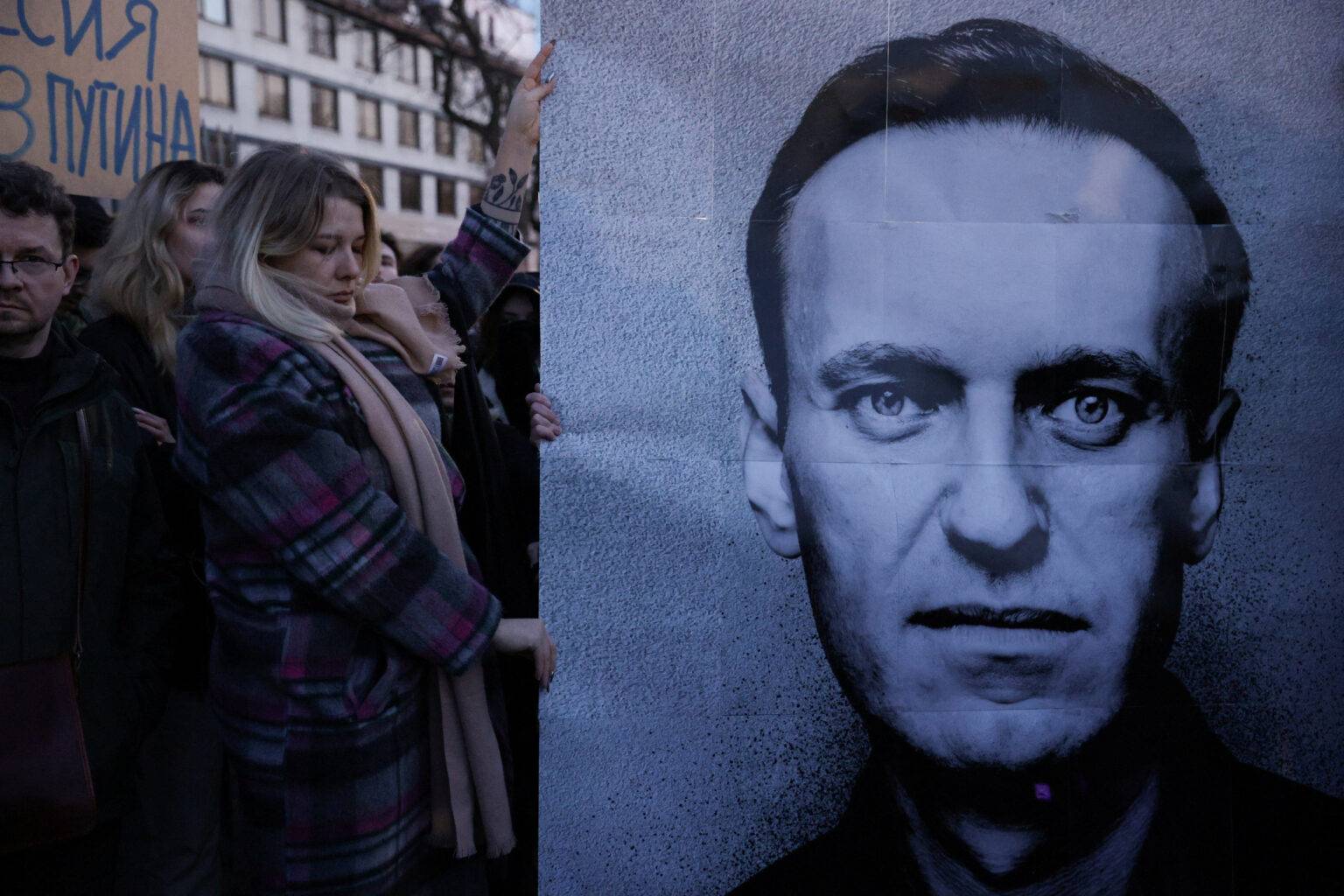 Alexei Navalny’s body to be held for two weeks for ‘chemical analysis’, family told