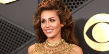 Miley Cyrus debuts new 80s look at Grammys
