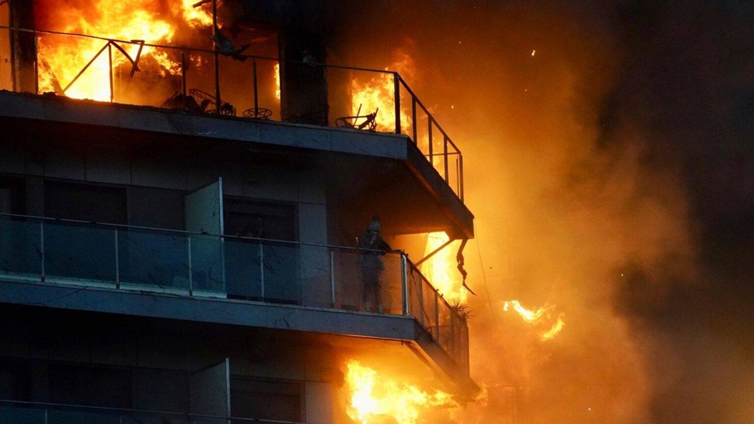 Four dead and 19 missing in Spain building fire