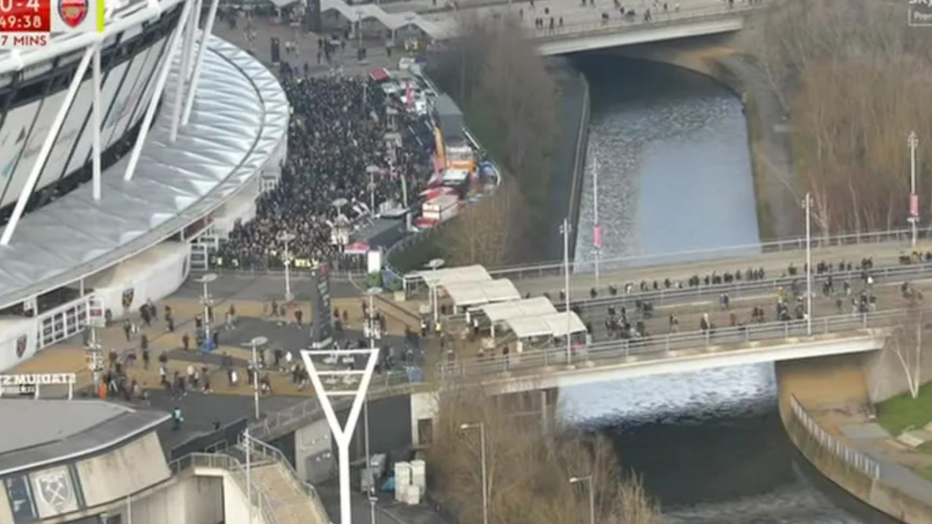 West Ham fans stream out of London Stadium before HALF-TIME in 6-0 Arsenal drubbing as Keane brands flops ‘a disgrace’ West Ham fans stream out of London Stadium before HALF-TIME in 6-0 Arsenal drubbing as Keane brands flops ‘a disgrace’