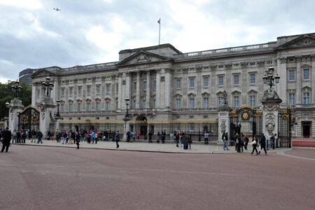 Car swarmed by armed police after crashing into gates of Buckingham Palace