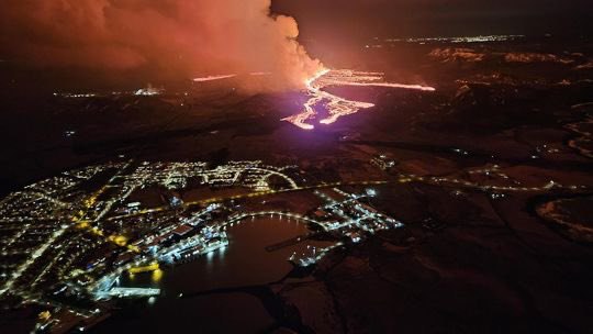 Iceland Reykjanes Volcano eruption near Grindavik - Live volcano tracking