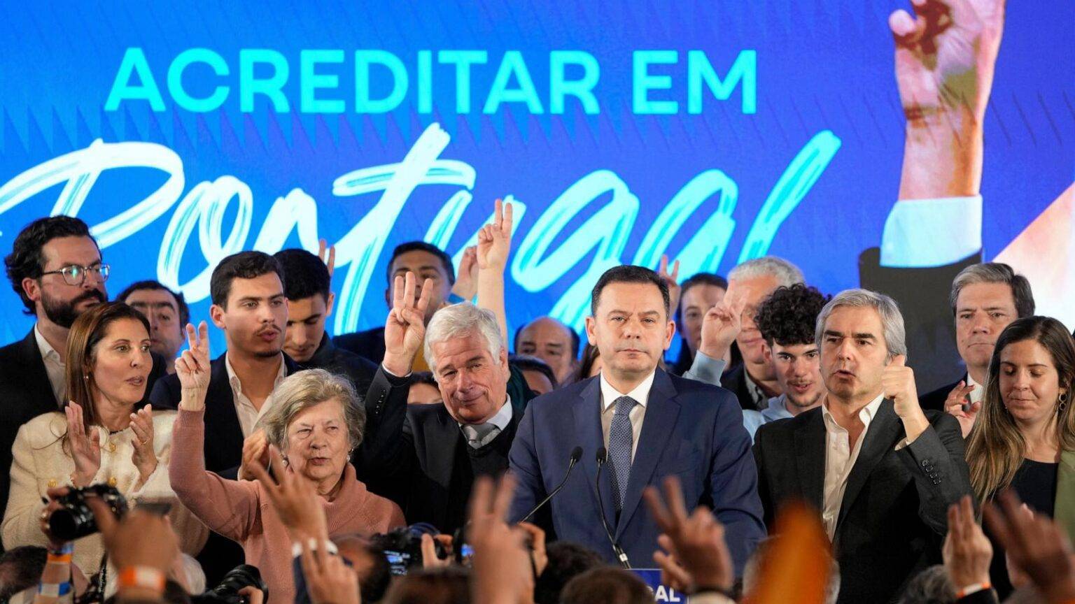 Portugal set for centre-right minority government 