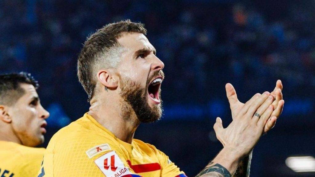 Barcelona star Inigo Martinez confronts young fan who insulted him for a TikTok video Barcelona star Inigo Martinez confronts young fan who insulted him for a TikTok video