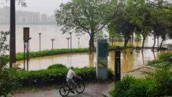 Tens of thousands evacuated from China floods