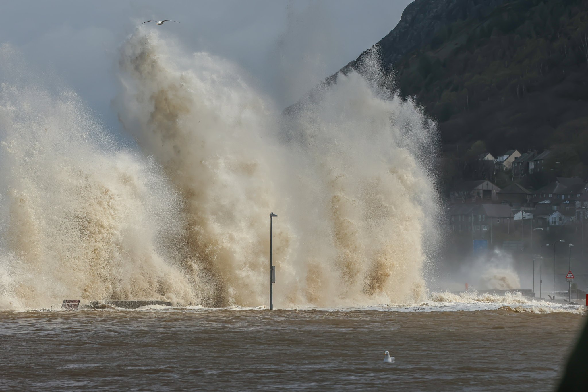 Storm Pierrick causes flooding in North Wales - Chaos, evacuations and closures