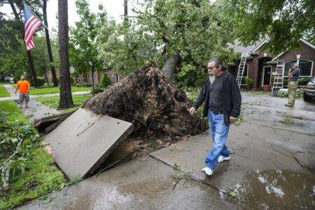 Heavy rainfall causes flooding in southeastern Texas, leading to school and road closures