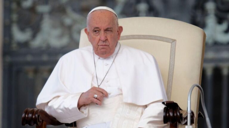 Pope apologises over reported homophobic slur