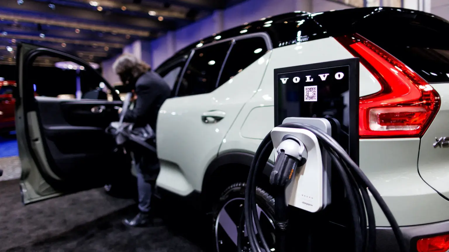 Volvo gives up plan to sell only EVs by 2030