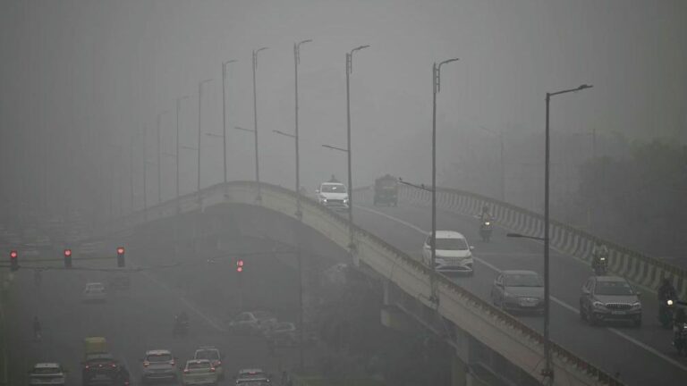 Air pollution levels hit severe in Delhi