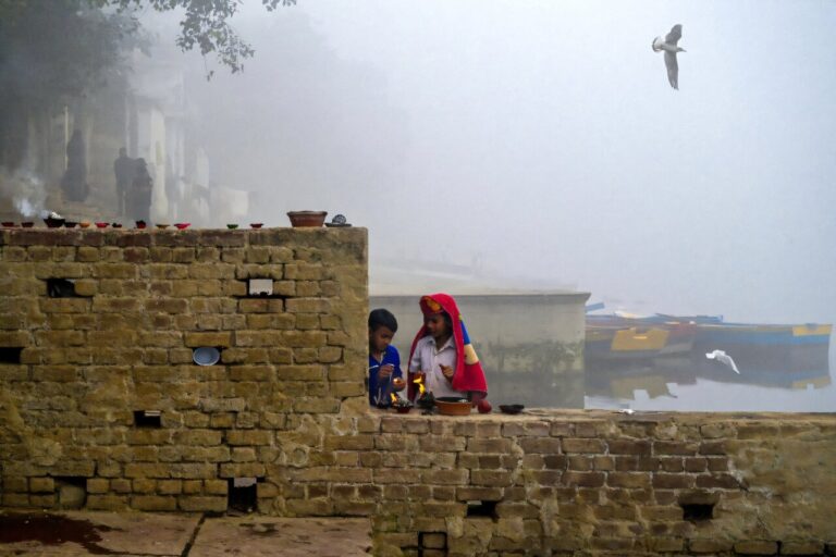 Dehli shuts primary schools as air pollution reaches hazardous levels 