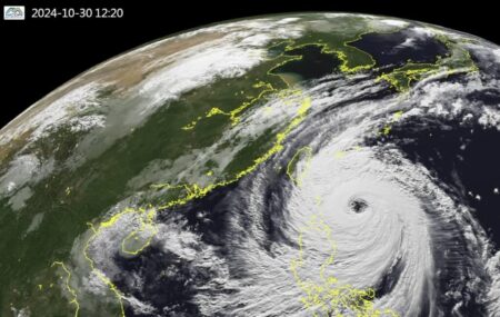 Biggest typhoon in 30 years hits Taiwan