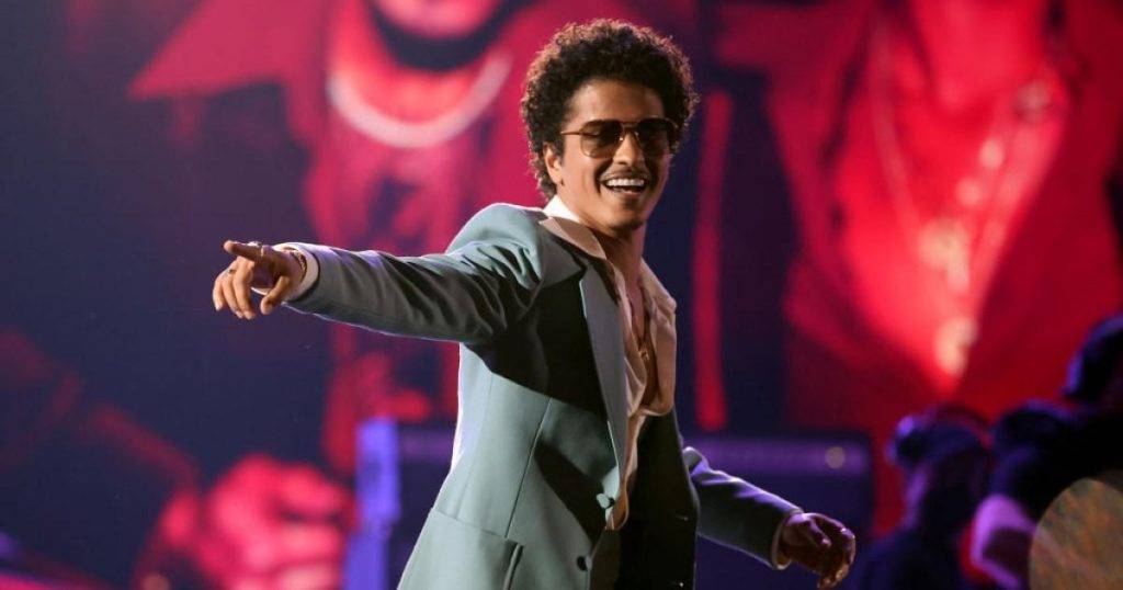 Bruno Mars pokes fun at ,000,000 gambling debt rumour