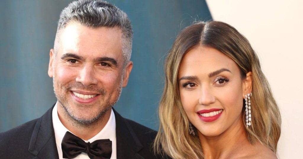 Jessica Alba confirms divorce from Cash Warren after 16-year marriage Jessica Alba confirms divorce from Cash Warren after 16-year marriage