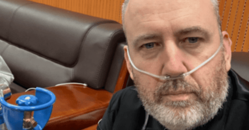 Mark Williams needs oxygen during snooker exhibition in spectacular setting