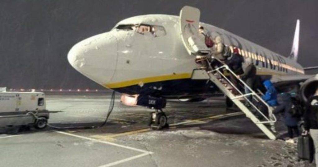 Heavy snowfall closes runways at airports including Manchester and Liverpool Heavy snowfall closes runways at airports including Manchester and Liverpool